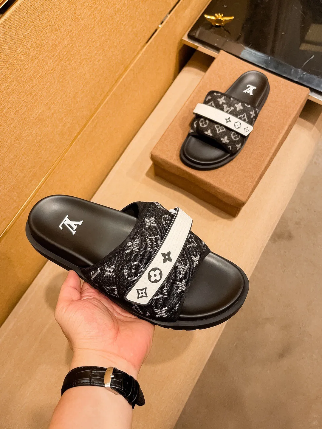 Men's men's shoes 💰 320💰 New model on the market 🔥[LV🔥 Louis Vuitton slippers] High-end 1:1 mold customization, original upgraded version of the outsole, lighter and non-slip. The top quality in the market, fashion focuses on trends, versatile and popular, simple yet tasteful, a must-have for fashionistas, exuding a fashionable and casual atmosphere, fashion is at your feet, full of confidence, the same style at the counter👍The season of spring and summer slippers is here, they are super beautiful to wear, 38-44 3⃣️colors available🔥